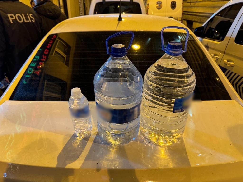 Beyoğlu’nda yılbaşı öncesi sahte içki operasyonu: Pet şişedeki alkol 700 litreyi yakalattı
