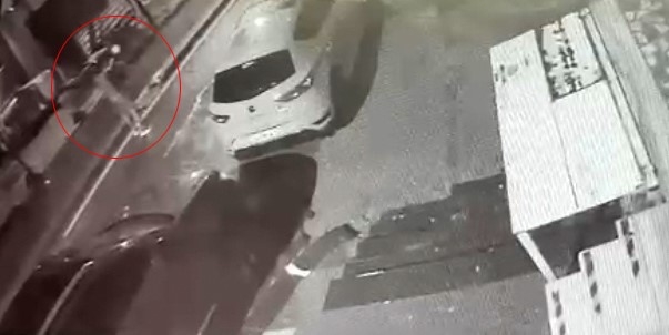 İstanbul’da futbolcu gencin öldüğü silahlı saldırı kamerada: Sokaktan çıkıp kurşun yağdırdılar
