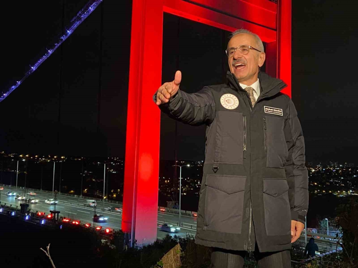 Ulaştırma ve Altyapı Bakanı Abdulkadir Uraloğlu bakımı devam eden FSM Köprüsü’nde incelemelerde bulundu
