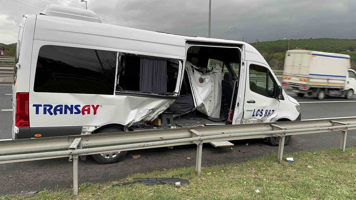 Eyüpsultan’da servis minibüsü kaza yaptı 6 işçi yaralandı
