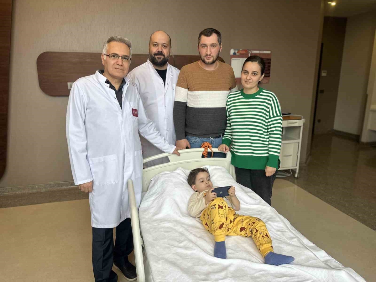 2 buçuk yaşındaki Gürcü Sandro, Türkiye’de hayata tutundu
