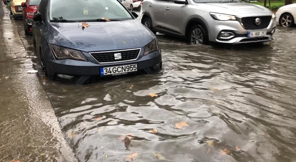 İstanbul’da sağanak yağış caddeleri göle döndürdü: Merdivenden akan su şelaleyi andırdı
