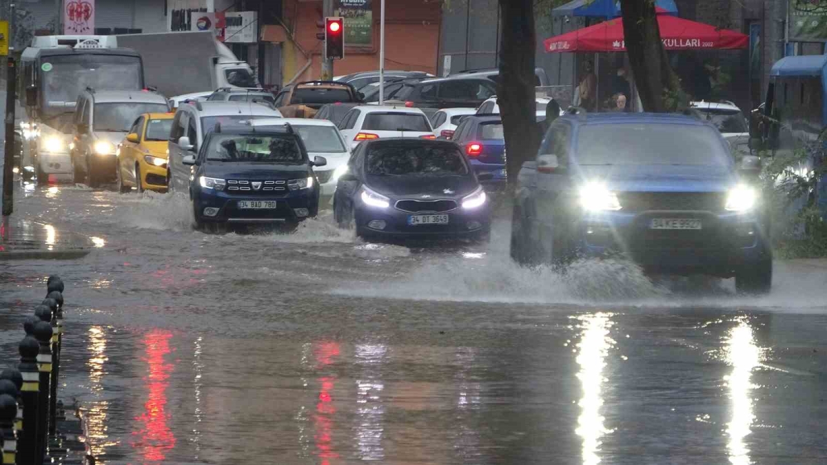 Kartal’da şiddetli yağış sonrası caddeleri su bastı
