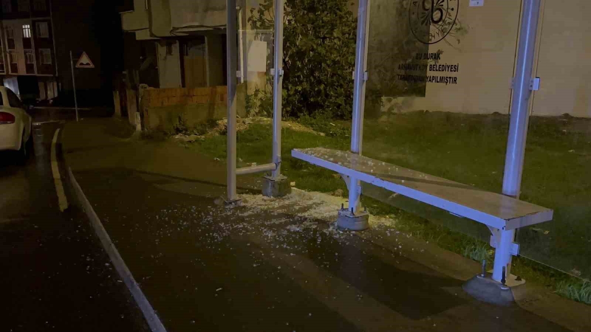 Arnavutköy’de kan donduran olay: İETT durağında bekleyen eski dünürüne kurşun yağdırdı
