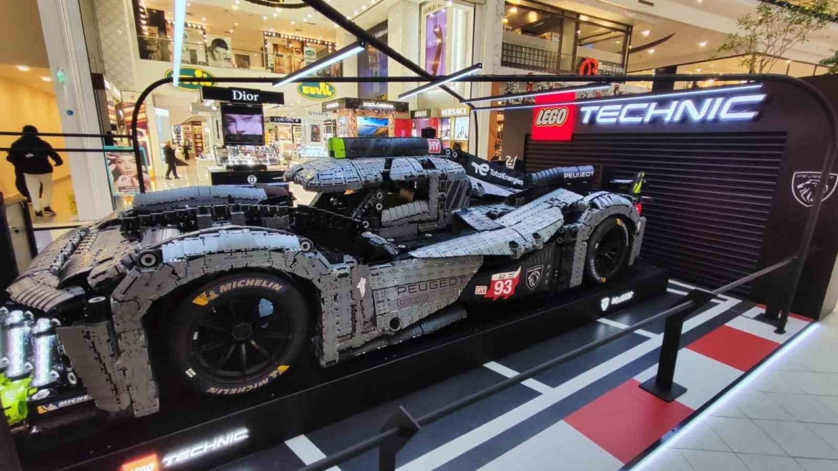 LEGO yapım parçalarından inşa edilen yarış otomobili Akasya’da ziyarete açıldı
