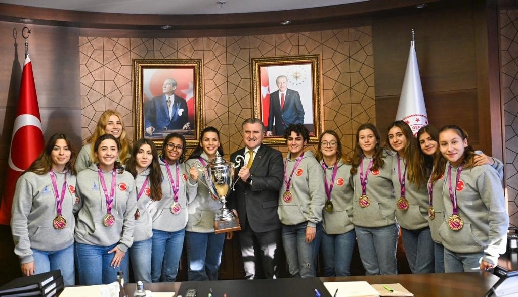 Bakan Bak, İzmir Büyükşehir Belediyespor Kadın Sutopu Takımı’nı kabul etti
