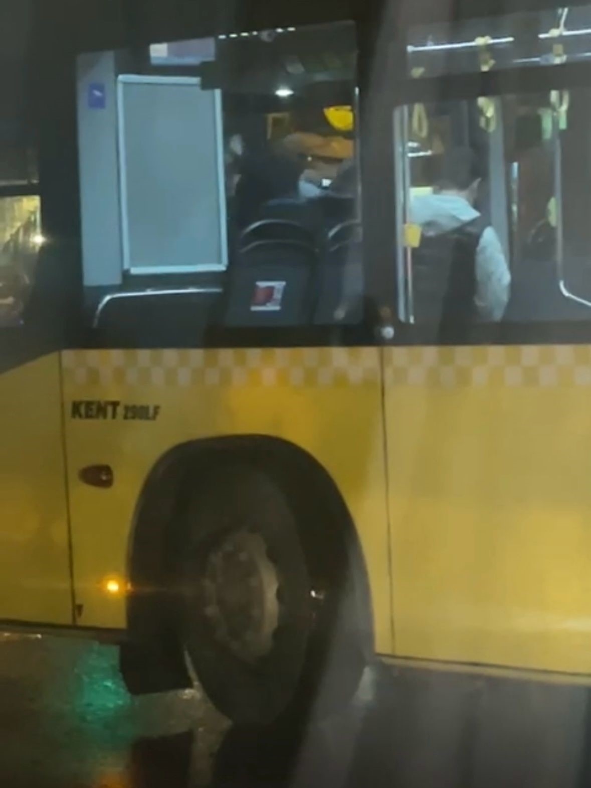 Kartal’da İETT otobüsünde yer verme kavgası kamerada
