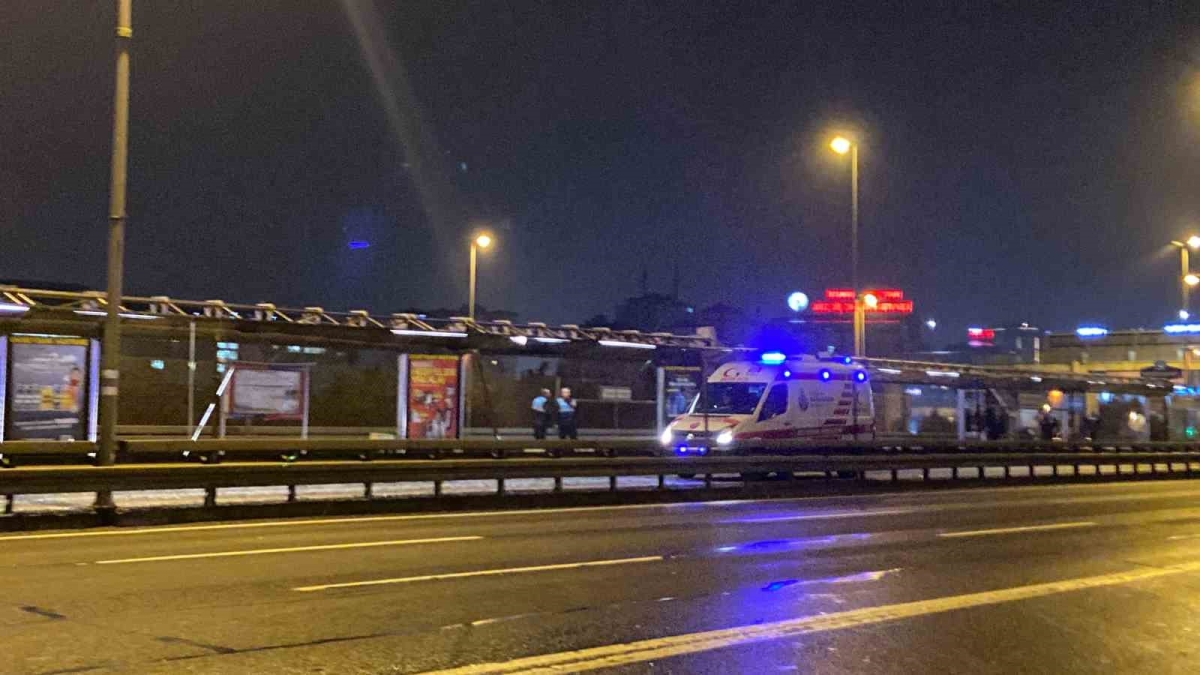 Okmeydanı’nda metrobüs reklam panosuna çarptı: 1 yaralı
