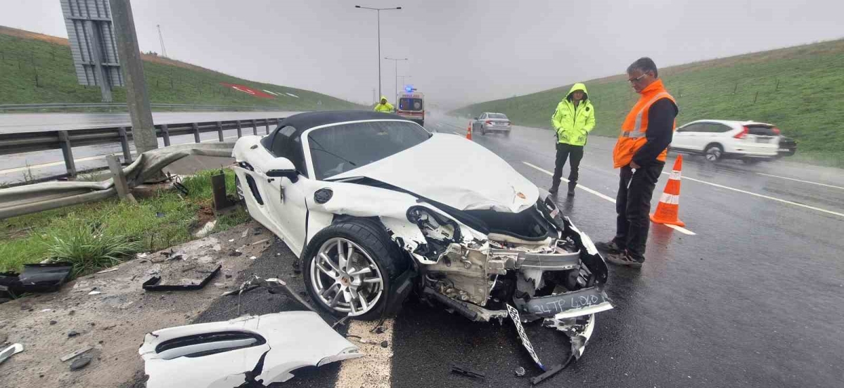 Sultangazi’de direksiyon hakimiyetini kaybeden sürücü bariyere çarptı: Lüks araç hurdaya döndü
