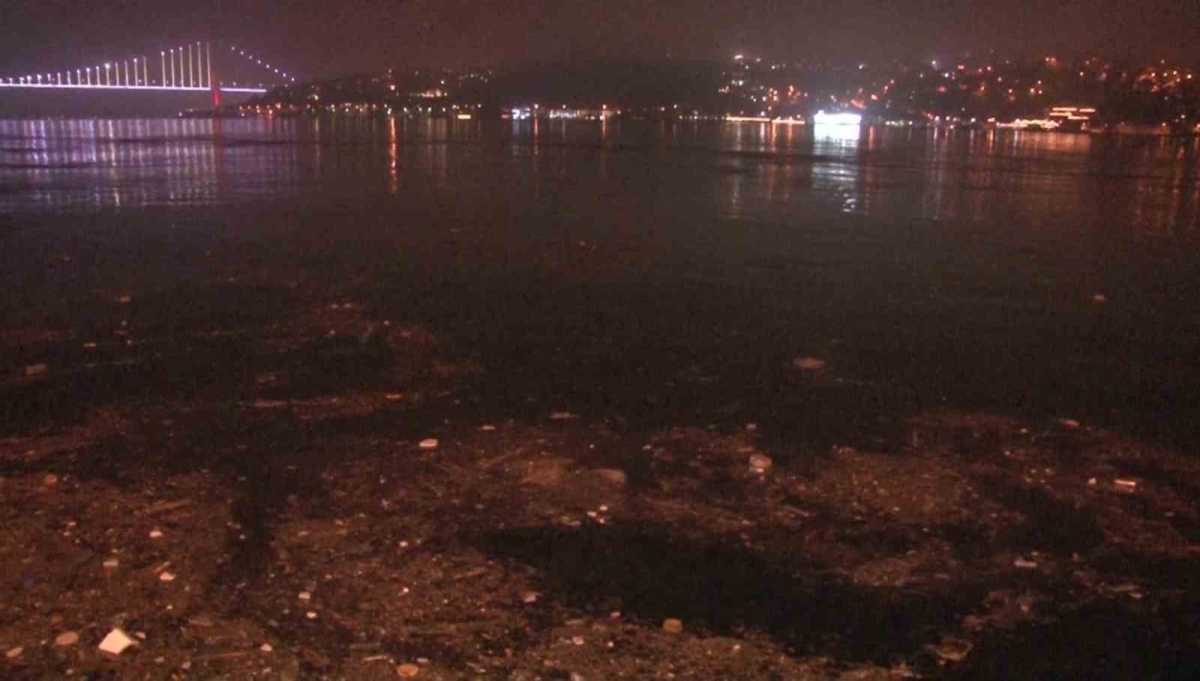 İstanbul Boğazındaki kirlilik vatandaşı isyan ettirdi: “İki aydır buraya bir balık yaklaşmıyor”
