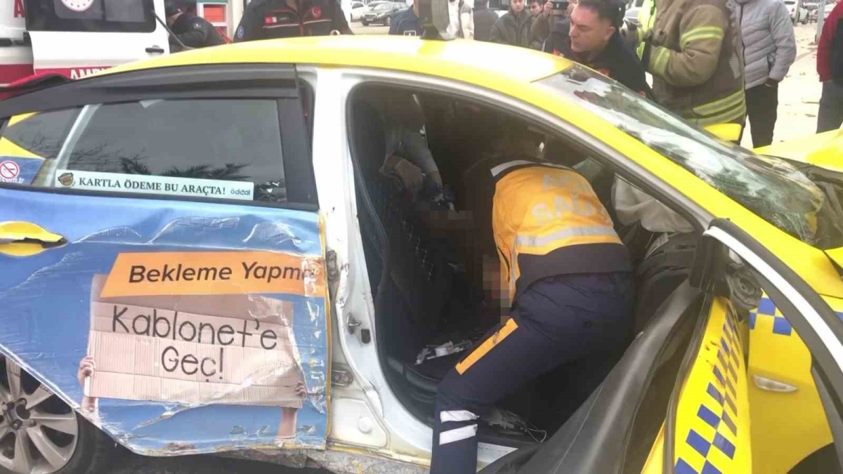 Maltepe’de taksi ağaca çarptı, şoför araç içinde sıkıştı
