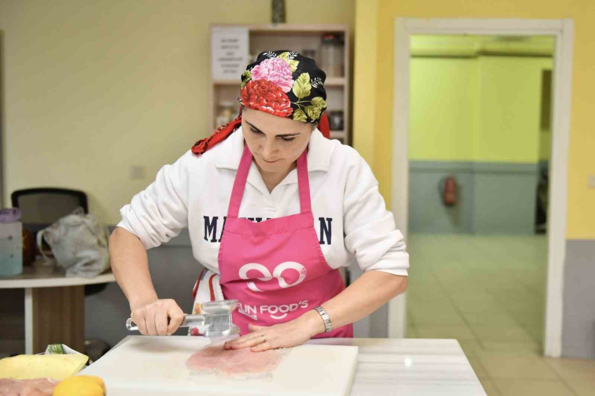 Esenyurtlular Aşçı Yardımcılığı Kursu’nda  çeşitli eğitimler alıyor
