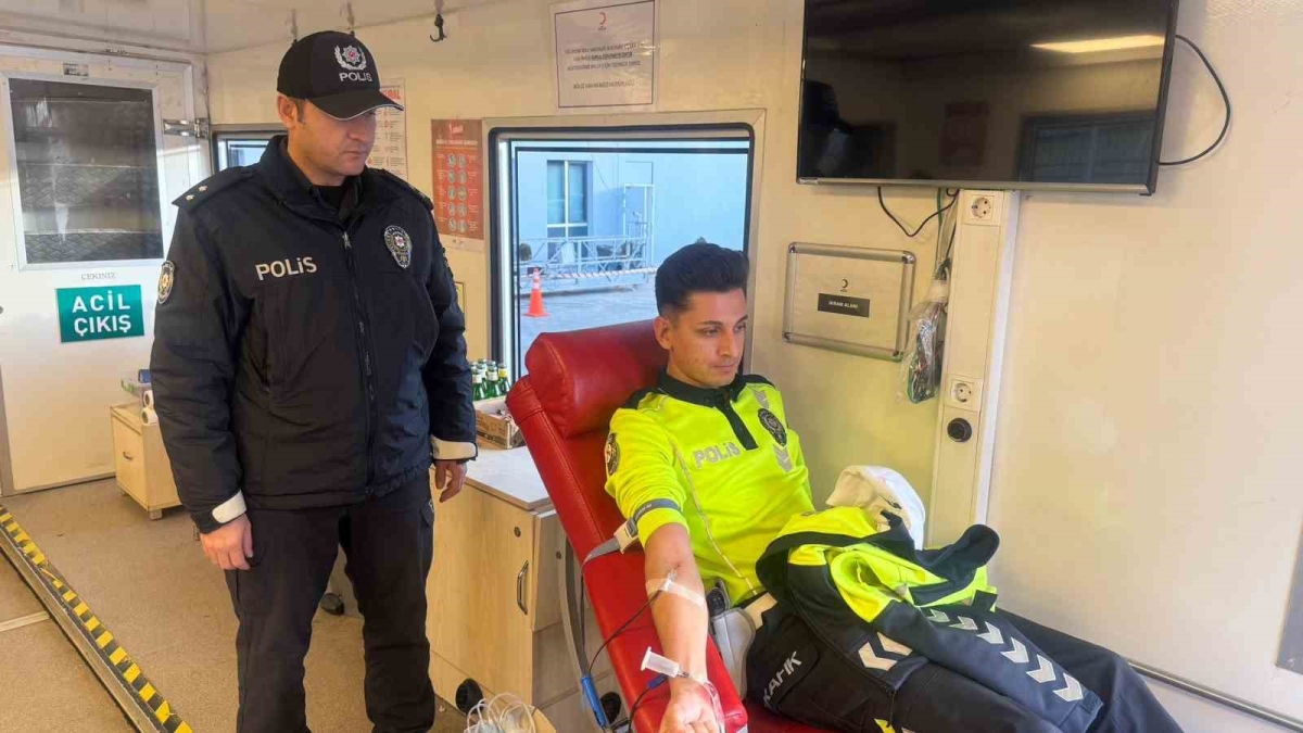 Sultanbeyli’de polisler kan bağışı yaptı
