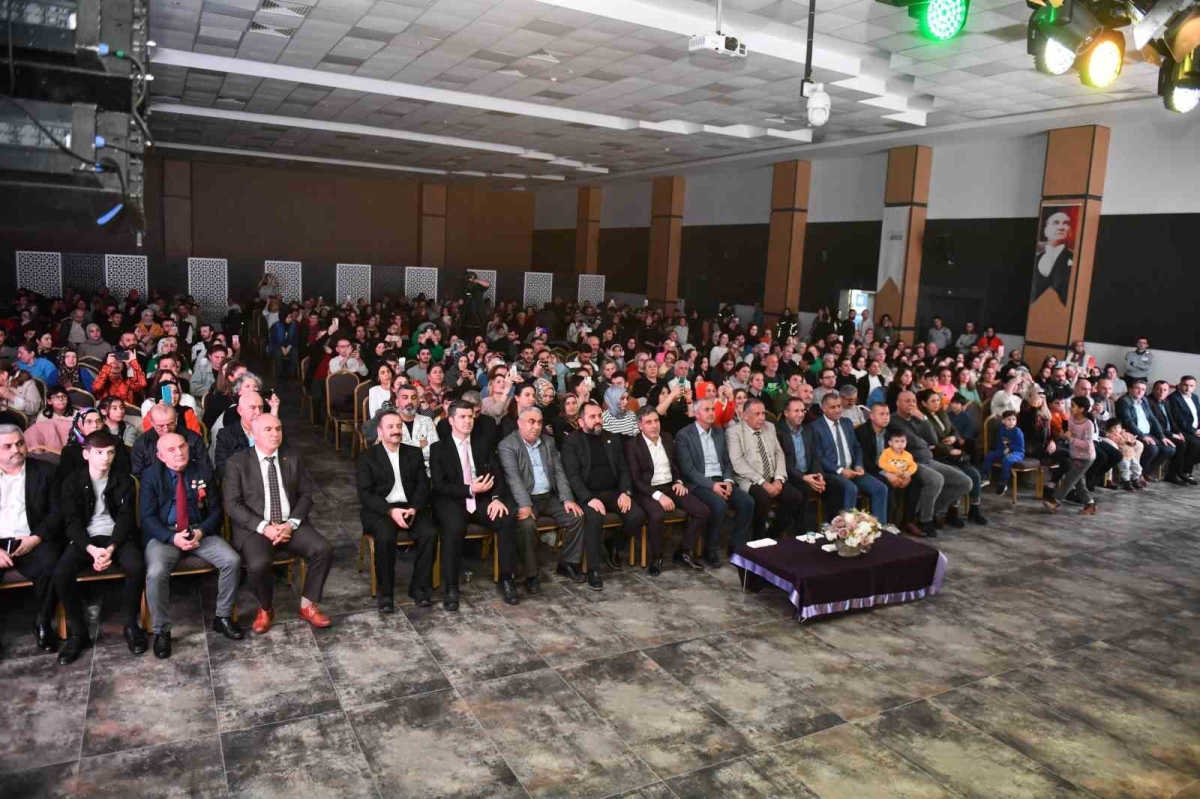 Esenyurt’ta düzenlenen Kardeş Kültürler Festivali’nde sanatçı Selçuk Balcı sahne aldı
