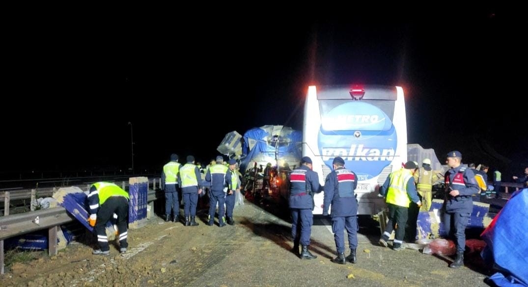 Eyüpsultan’da yolcu otobüsü ile tır çarpıştı: 1 ölü, 31 yaralı
