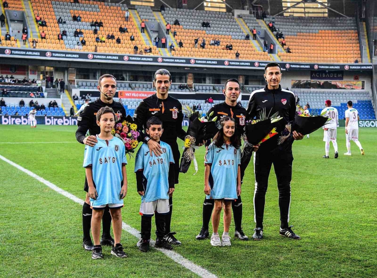 Başakşehir-Sivasspor maçı öncesi çocuklardan hakemlere çiçek takdimi
