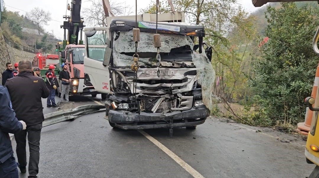 Sarıyer’de 1 kişinin öldüğü ve 3 kişinin yaralandığı kaza sonrası araçlar kaldırıldı
