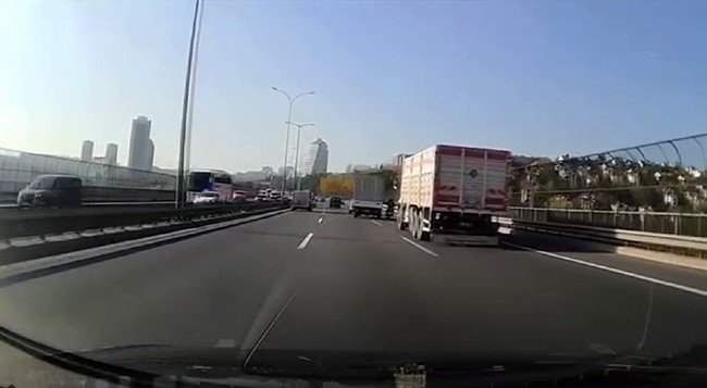 Avrupa Otoyolu’nda motosiklete çarpıp kaçan kamyonet sürücüsü yakalandı
