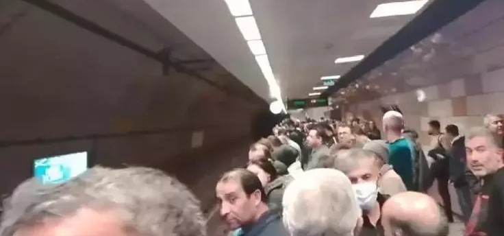 Metroda meydana gelen arıza yolcuları isyan ettirdi
