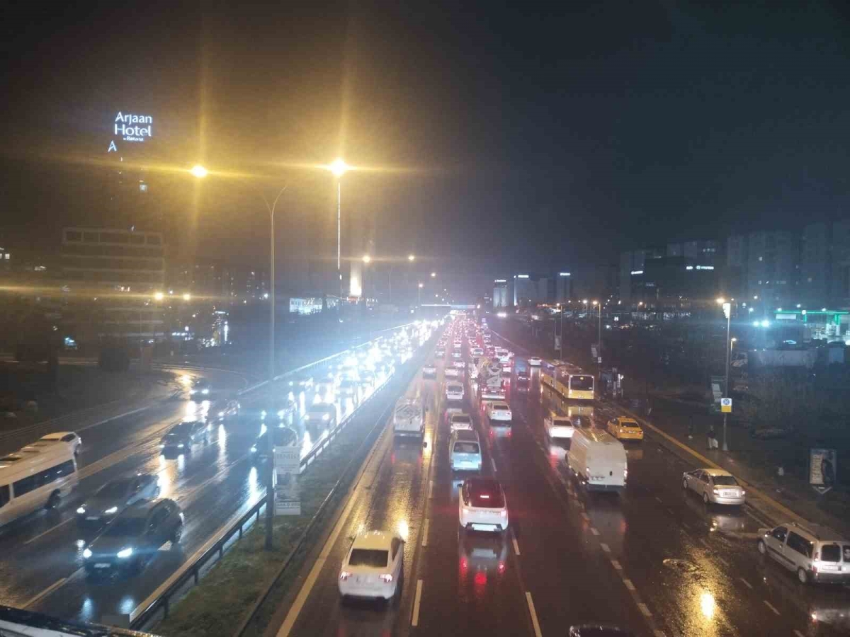 İstanbul’da akşam saatlerinde trafik yoğunluğu
