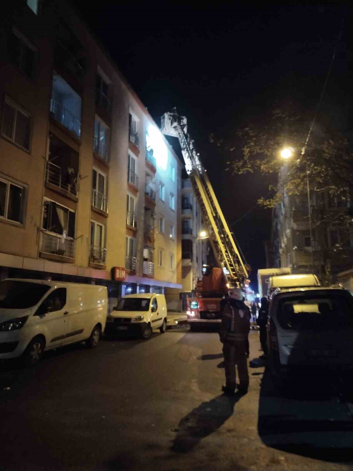 Sancaktepe’de bir binada yoğun dumana maruz kalan vatandaşları itfaiye kurtardı
