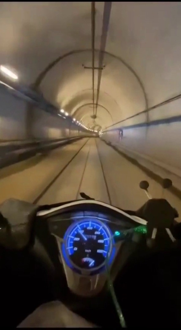 Maltepe Metro istasyonuna giren motokurye kamerada
