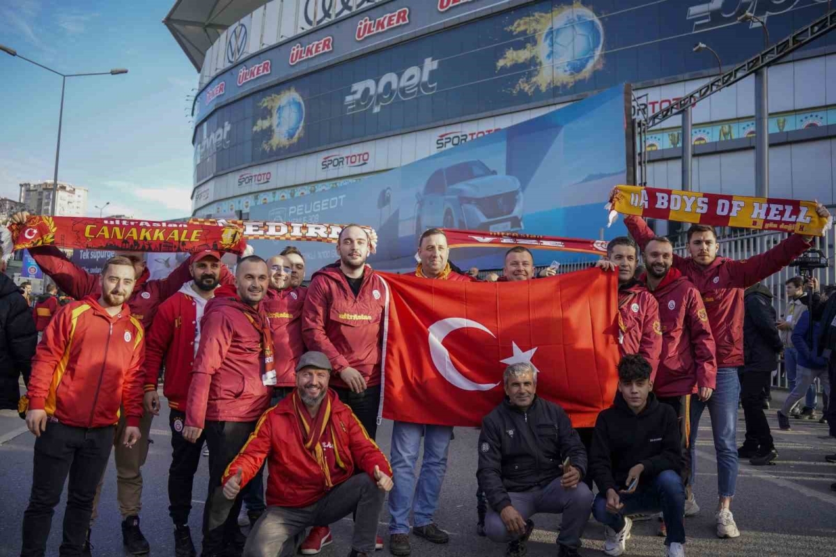 Galatasaray taraftarı stada geldi
