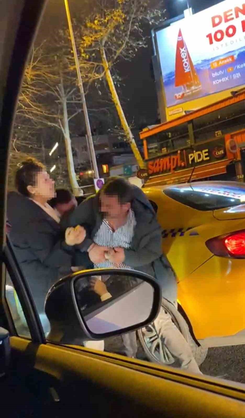 İstanbul’da taksici ile müşteri arasında “beni almadın” kavgası kamerada: Trafikte ortalık birbirine girdi
