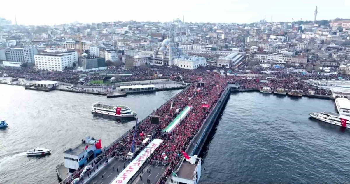 Galata Köprüsü’nde düzenlenen  Filistin’e destek yürüyüşüne binlerce vatandaş akın etti
