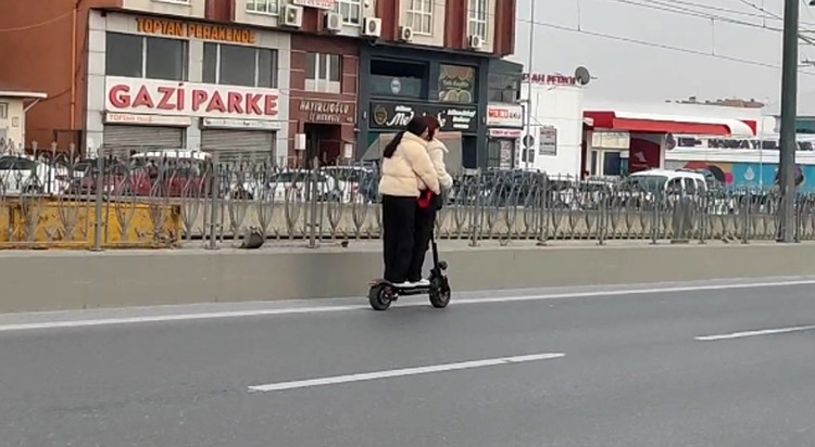 Sultangazi’de elektrikli scooterla tehlikeli yolculuk
