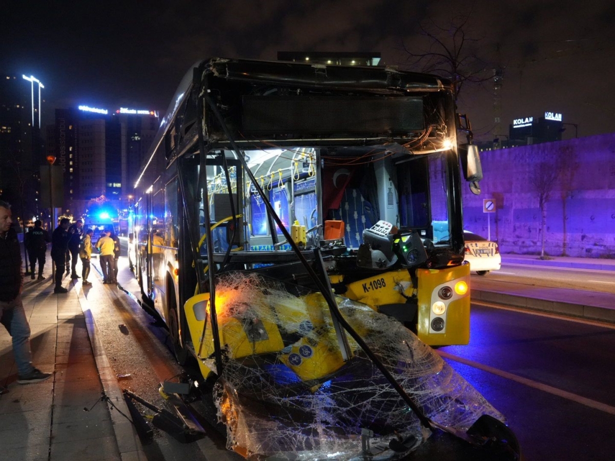 Şişli’de İETT otobüsü park halindeki hafriyat kamyonuna çarptı: 9 yaralı
