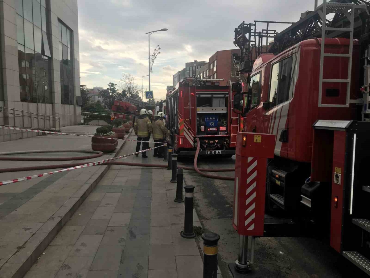 Bayrampaşa Belediyesinde yangın paniği: 4 kişi dumandan etkilendi

