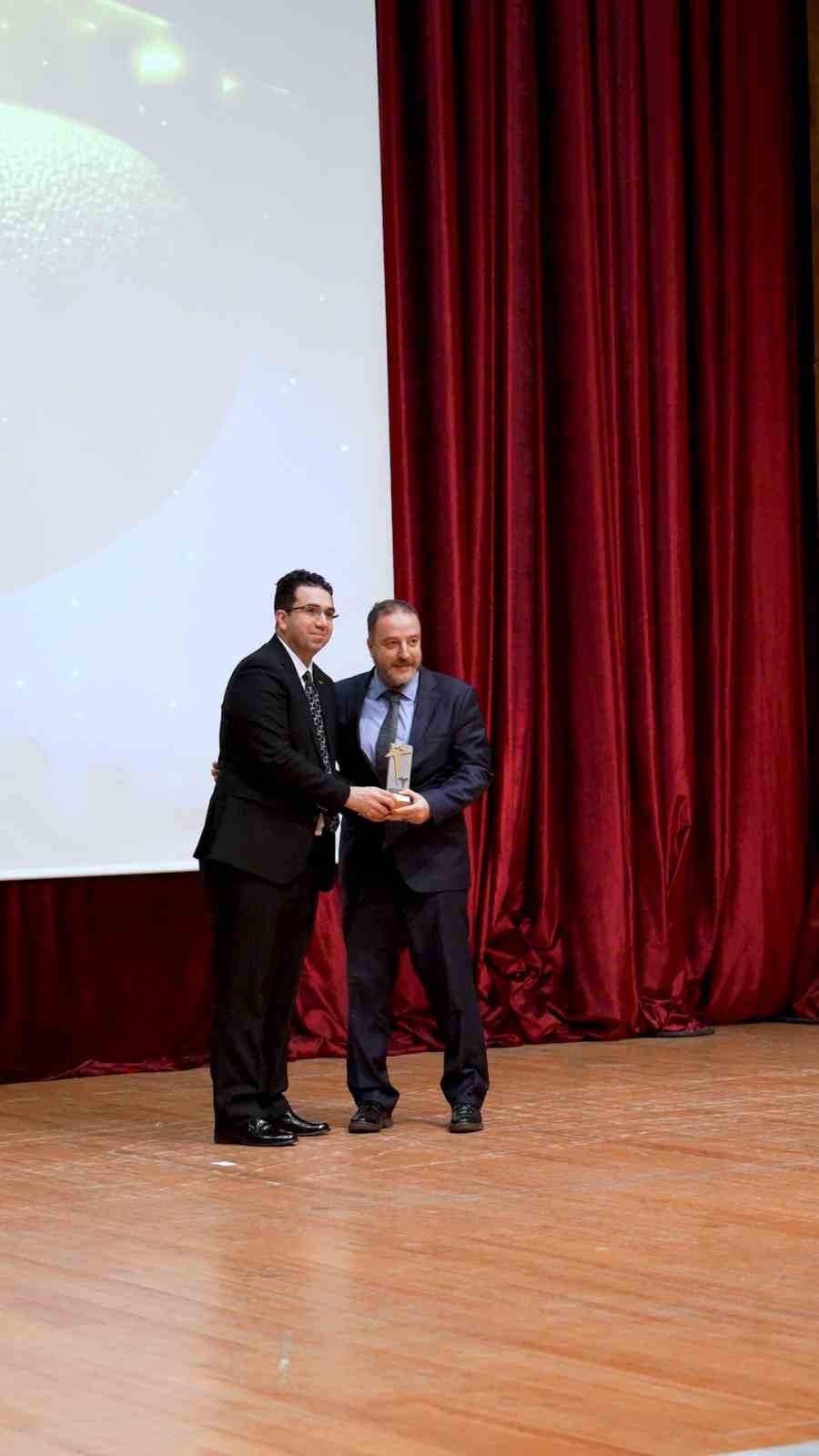 “Yılın Yenilikçi Dahili Bilimler Doktoru Ödülü” Prof. Dr. Akgün’ün

