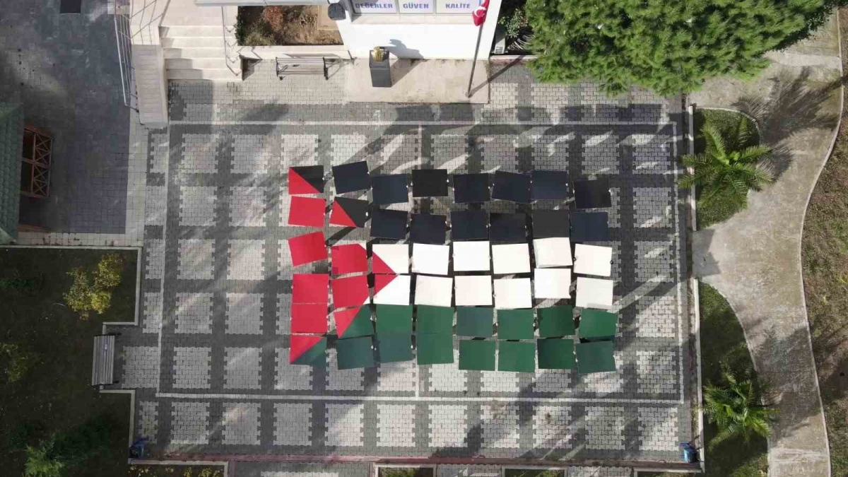 Liseli öğrencilerden Filistin’e destek için bayraklı koreografi
