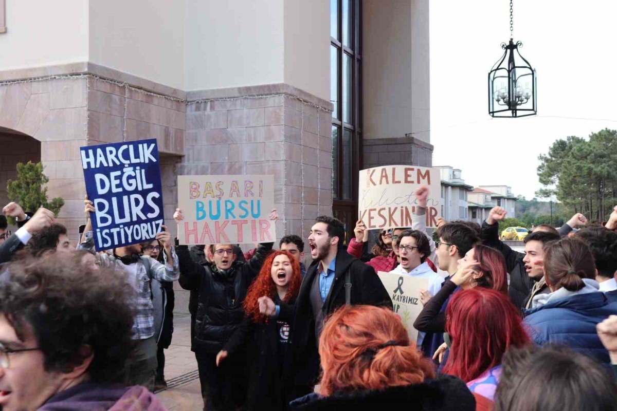 Koç Üniversitesi’nde öğrencilerden burs protestosu
