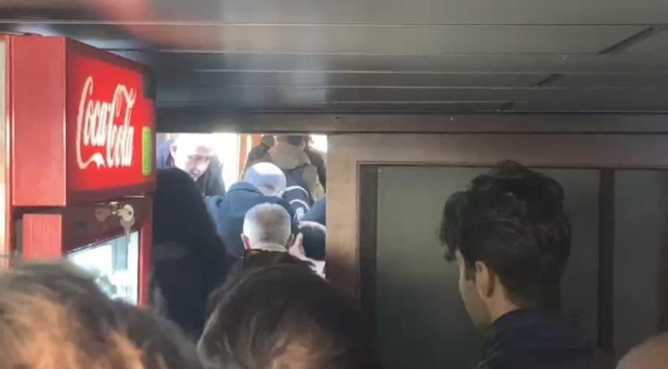 Eminönü- Üsküdar vapurunda yolcular mahsur kaldı
