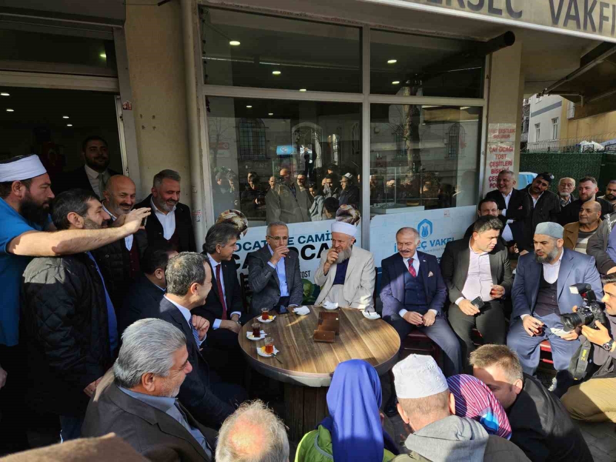 Ulaştırma ve Altyapı Bakanı Uraloğlu, Bayrampaşa’da vatandaşlarla bir araya geldi
