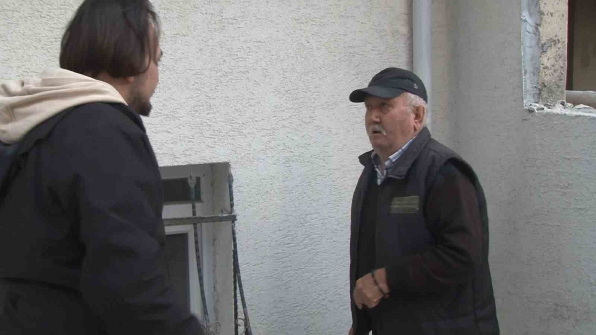 Arnavutköy’de 82 yaşındaki adamı taciz edip parasını çalmaya çalıştı, o anlar kamerada
