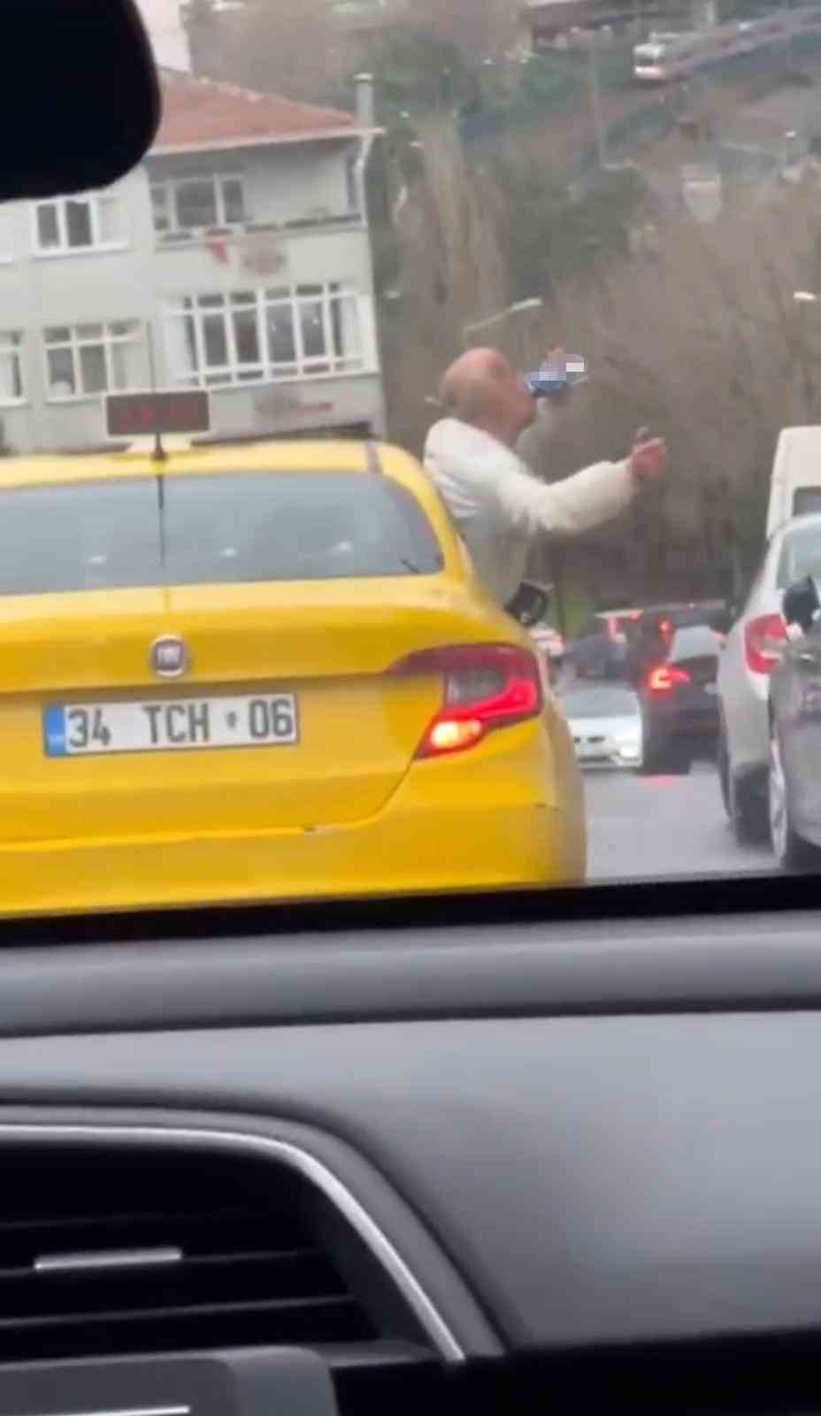 İstanbul’da şoke eden görüntü kamerada: Taksinin camından sarktı, alkol aldı ve dans etti
