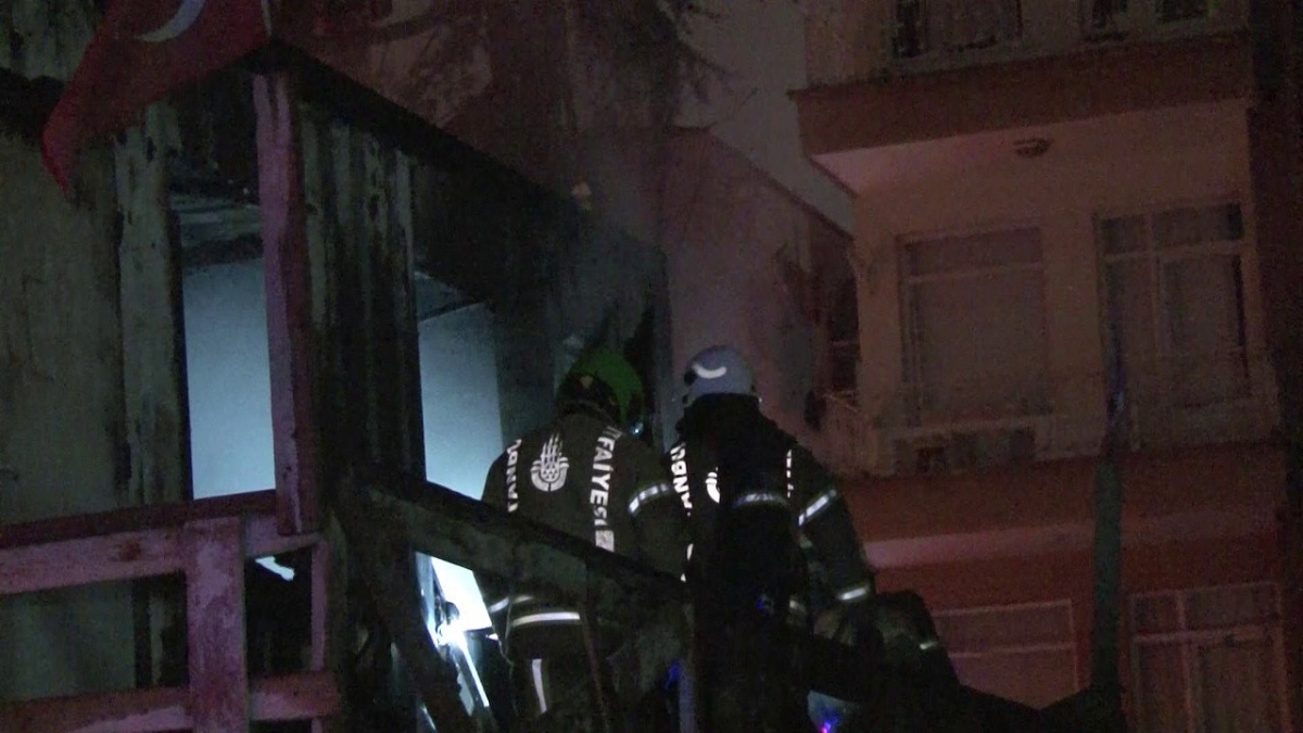 Kadıköy’de inşaat işçilerinin kaldığı konteyner yanarak küle döndü
