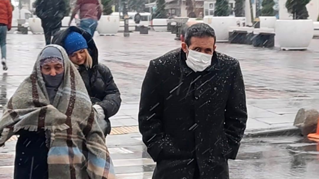 Sultangazi’de kar yağışı etkili olmaya başladı
