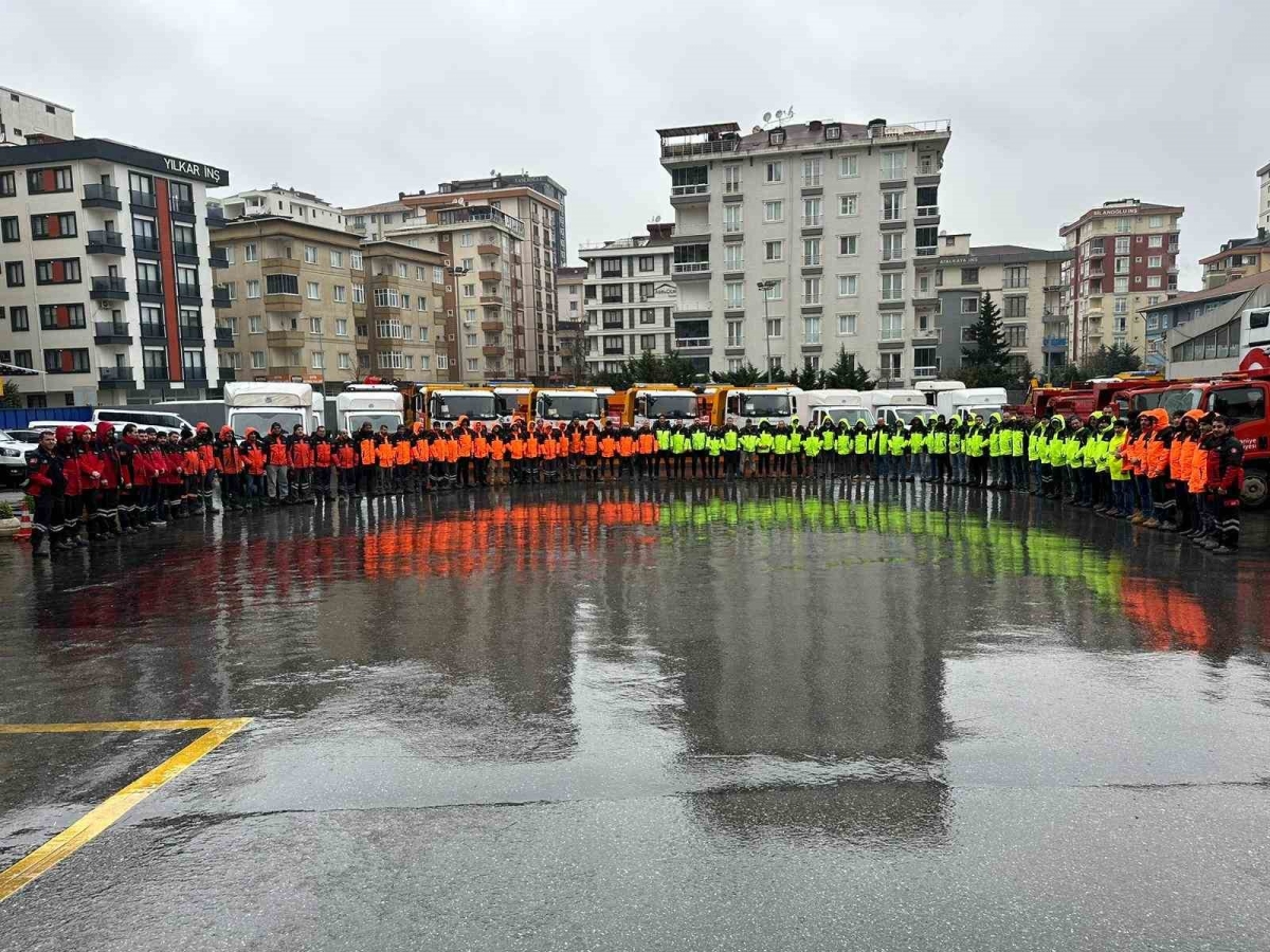 Ümraniye Belediyesi ekipleri kar yağışına karşı hazır
