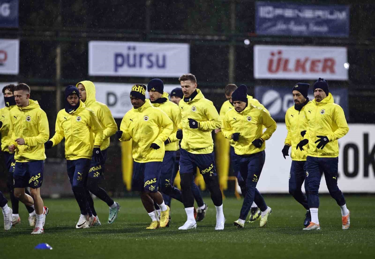 Fenerbahçe hazırlıklarını tamamlayarak kampa girdi
