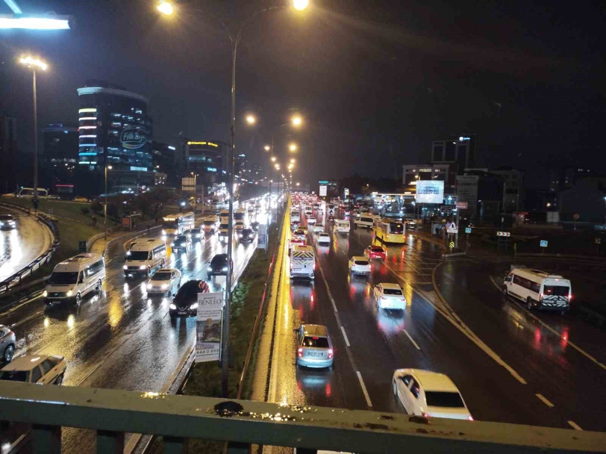 İstanbul’da akşam saatlerinde trafik yoğunluğu yaşandı
