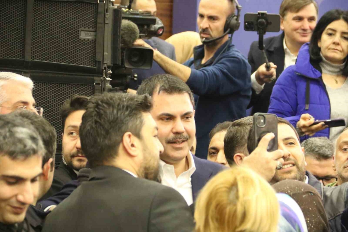 AK Parti İBB Başkan Adayı Murat Kurum, döner kesip gazetecilere ikram etti
