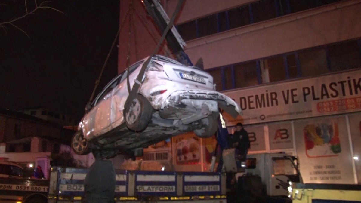 Sultanbeyli’de direksiyon hakimiyetini kaybeden araç sürücüsü ortalığı savaş alanına çevirdi: 1 yaralı
