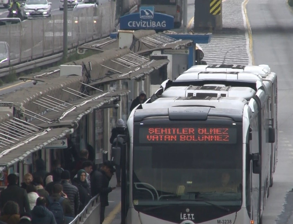 İstanbul’da toplu taşıma araçlarının güzergah tabelasına “Şehitler Ölmez Vatan Bölünmez” yazıldı
