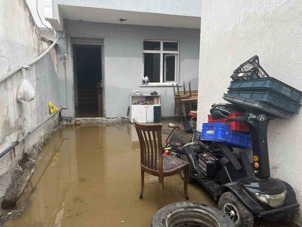 Esenyurt’ta İSKİ’ye ait rögar kapağı patladı: İki evi su bastı
