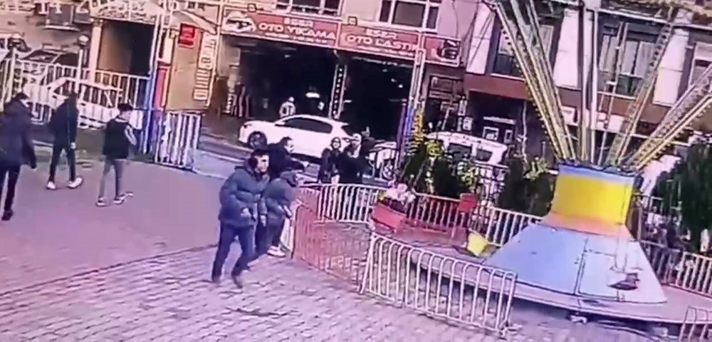 Arnavutköy’de çocukların oyun oynadığı parkta silahlı saldırı: 1 yaralı
