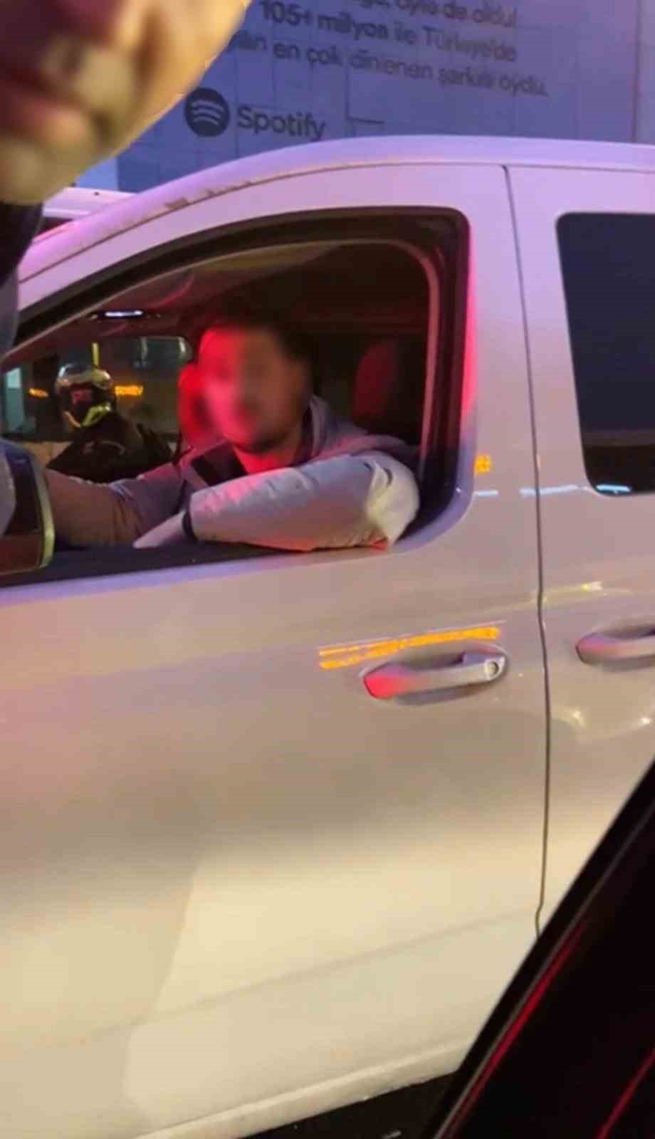 İstanbul’da trafikte iki sürücünün “erkek misin?” kavgası kamerada
